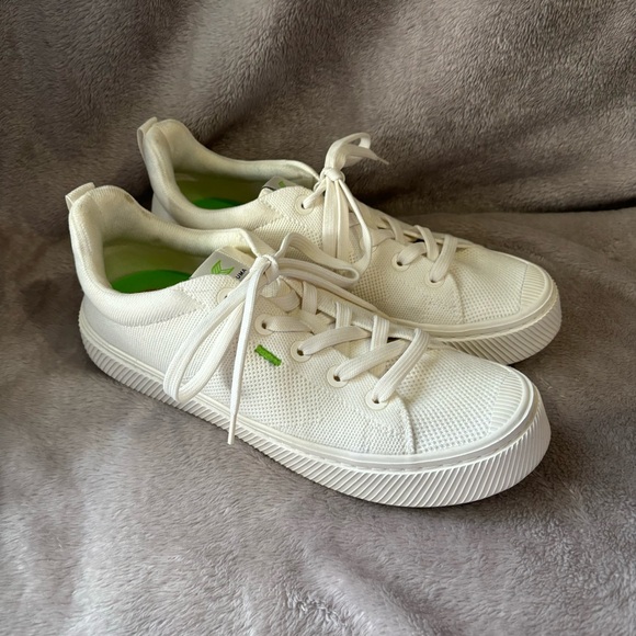 Cariuma Shoes - Cariuma White Knit Low-Top Sneakers with Green Details